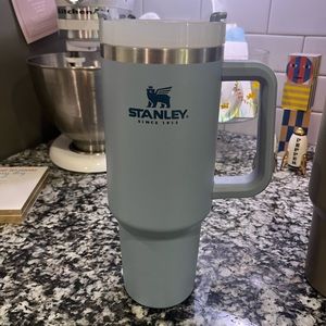 Stanley quencher tumbler 40 oz light blue